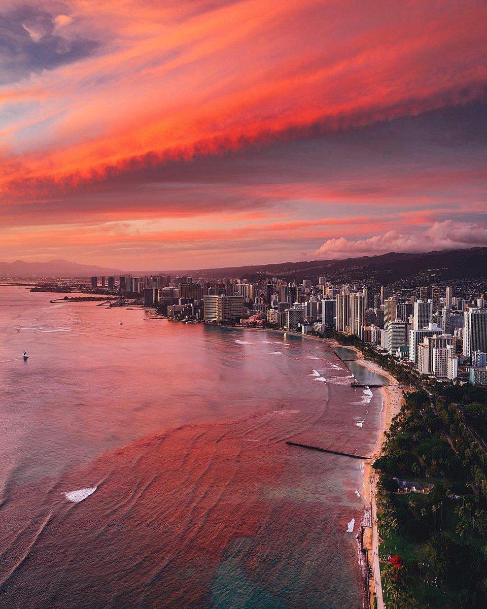 Sunset hues in Oahu, Hawaii. https://t.co/hlxx8SY3JT